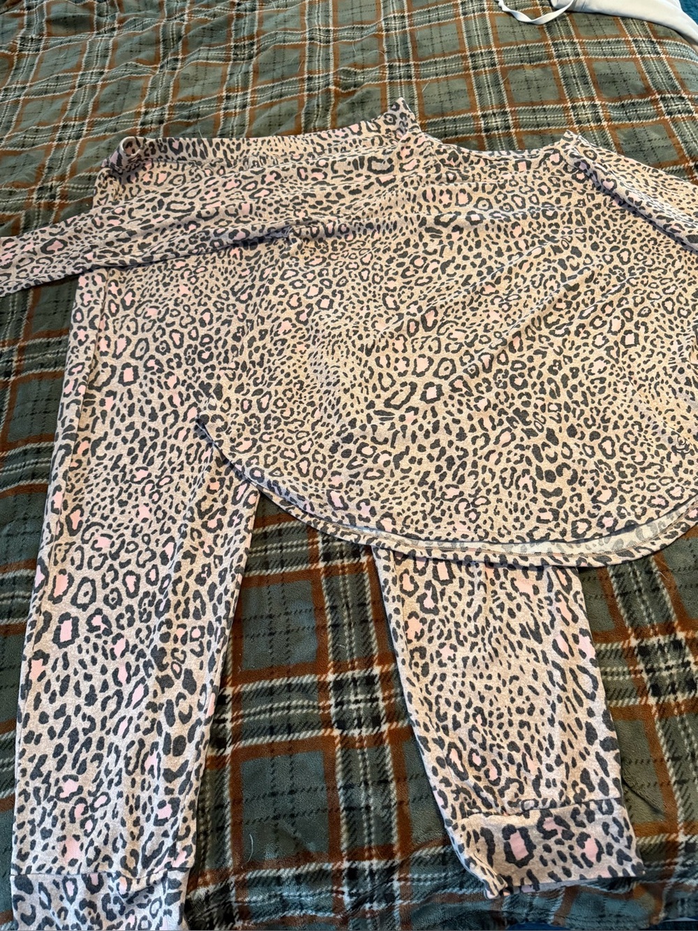 Womens Pink Leopard Print Pajama or lounge wear set by cuddle duds